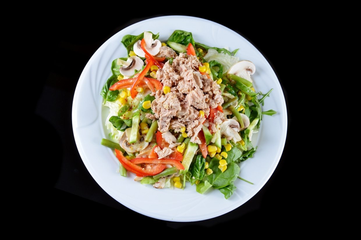 Салат с кукурузой, тунцом и грибами Салат с кукурузой, тунцом и грибами