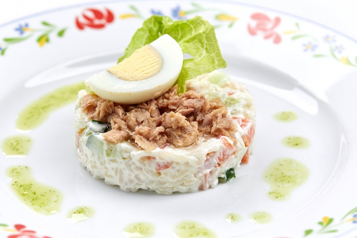 Салат с тунцом, рисом и овощами Салат с тунцом, рисом и овощами