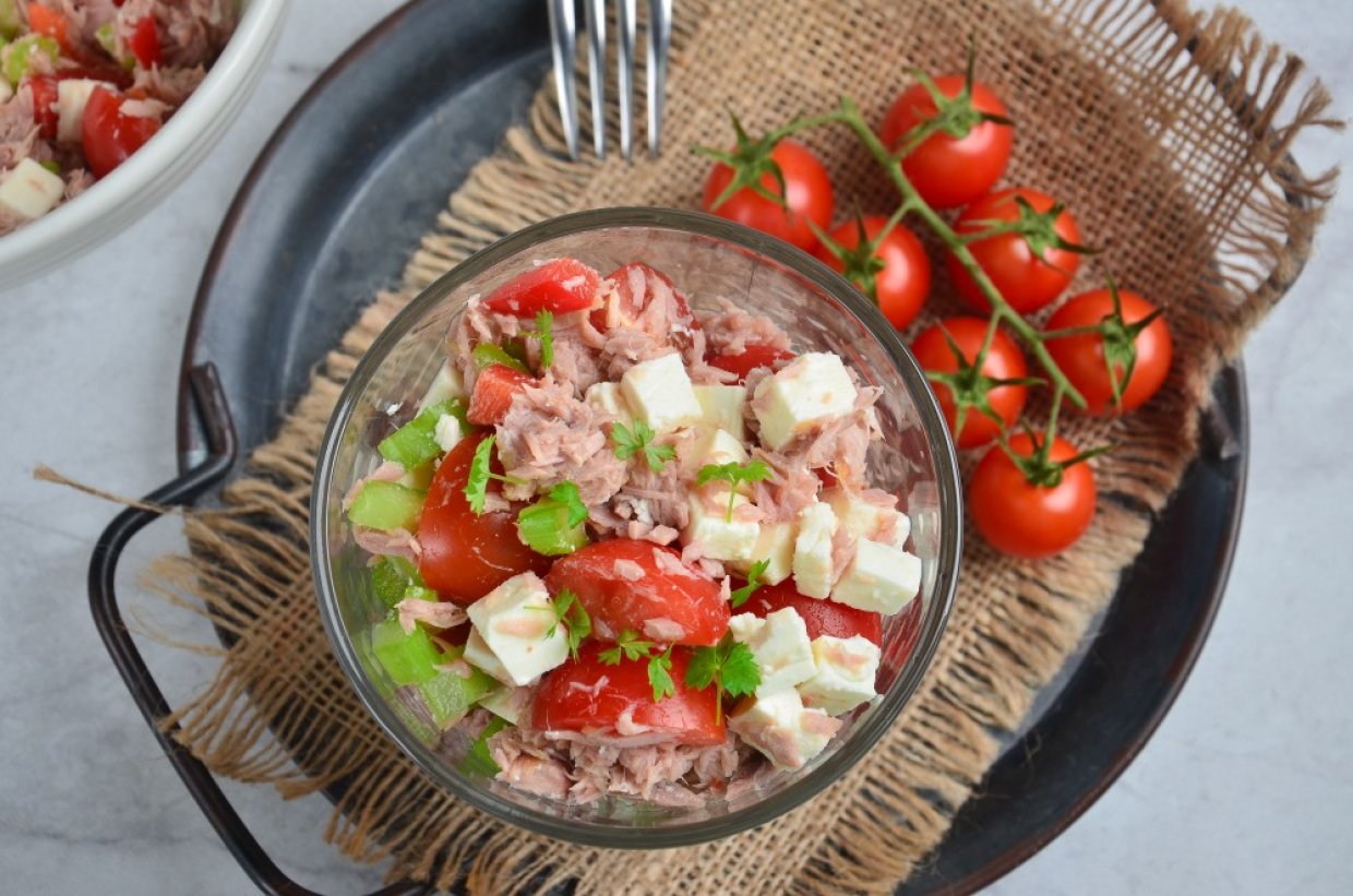 Коктейльный салат с тунцом и помидорами Коктейльный салат с тунцом и помидорами