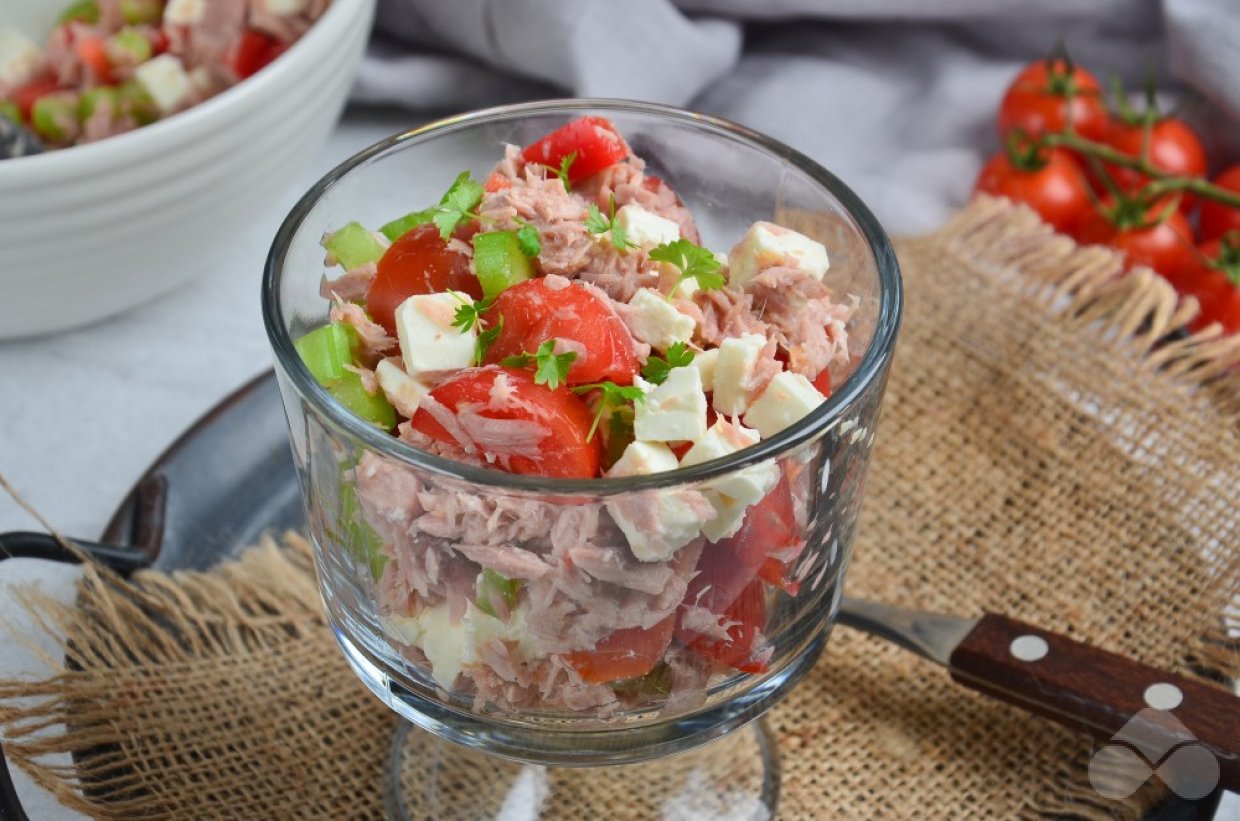 Коктейльный салат с тунцом и помидорами – фото приготовления рецепта, шаг 3