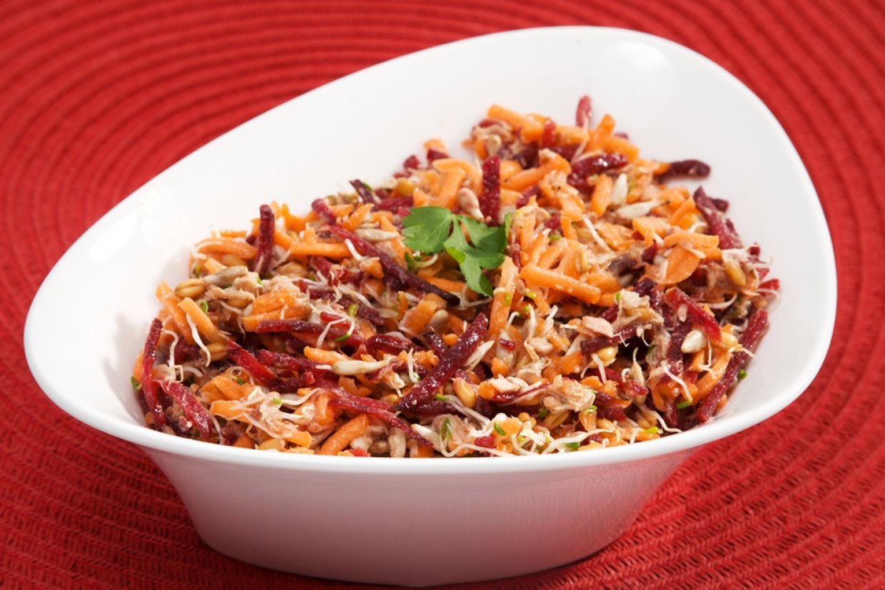 Салат со свеклой, морковью и тунцом