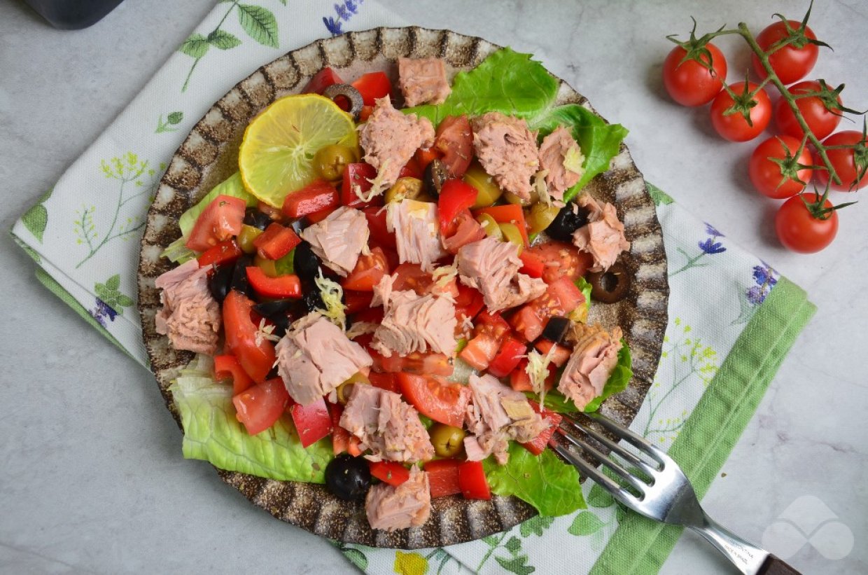 Итальянский салат с тунцом, маслинами и оливками