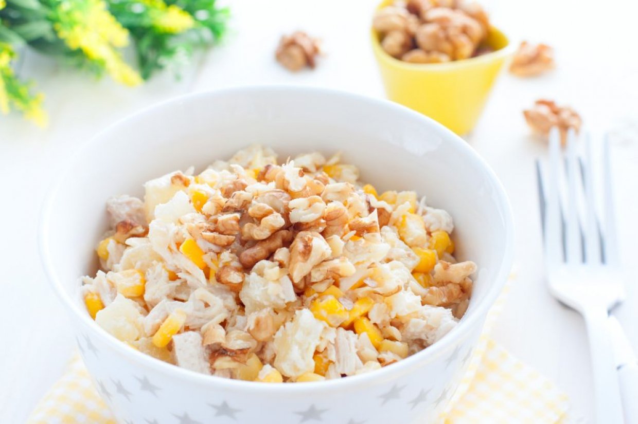 Салат с ананасом, курицей и грецкими орехами Салат с ананасом, курицей и грецкими орехами