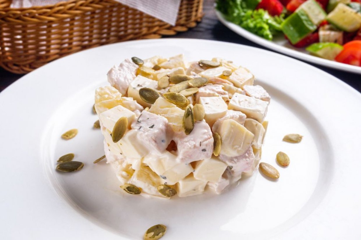 Салат из брынзы, курицы и ананаса Салат из брынзы, курицы и ананаса
