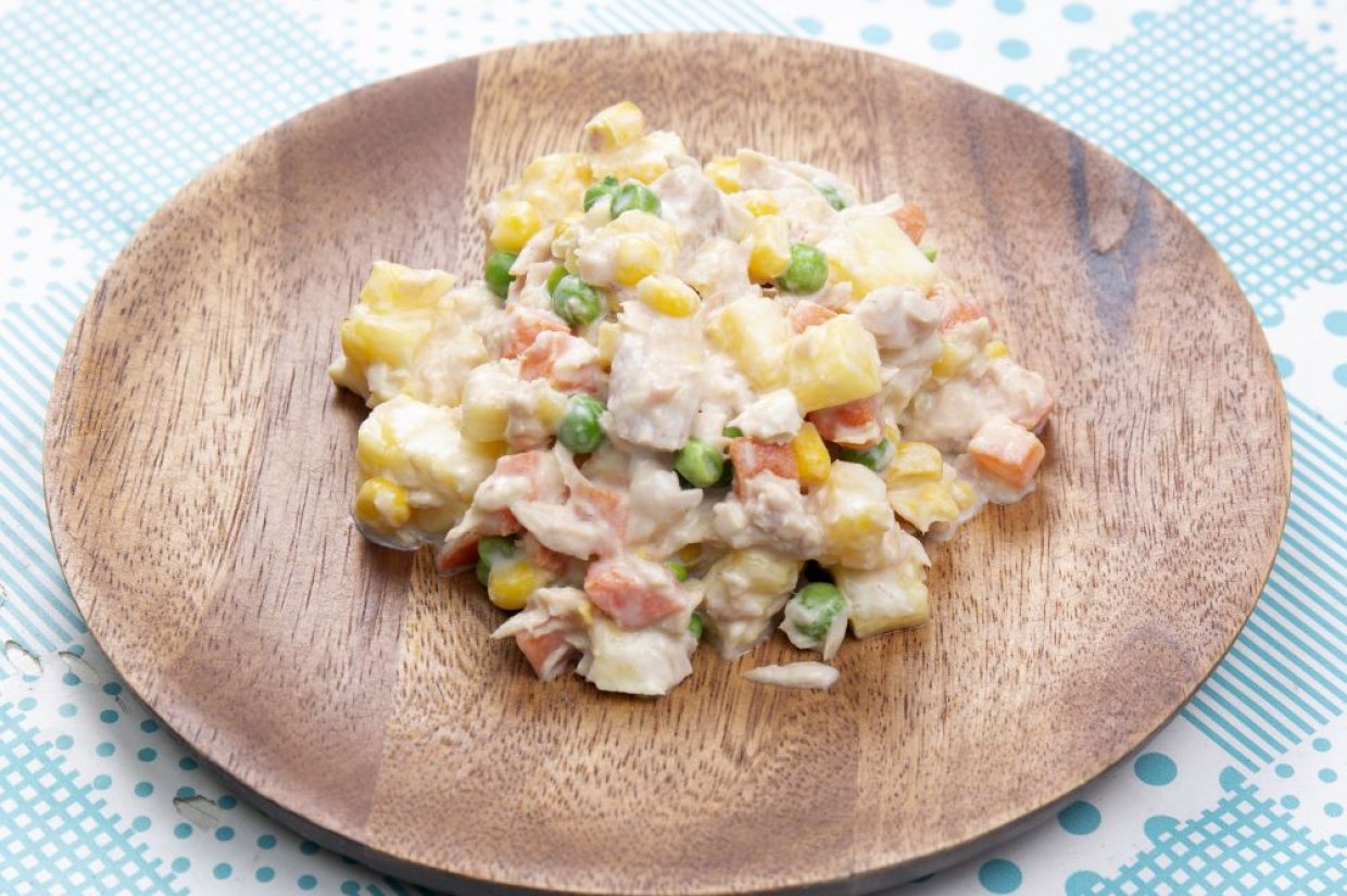 Сытный салат с тунцом и ананасом