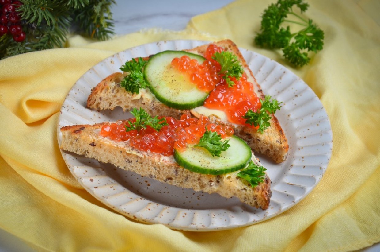 Бутерброды с красной икрой и маслом Бутерброды с красной икрой и маслом