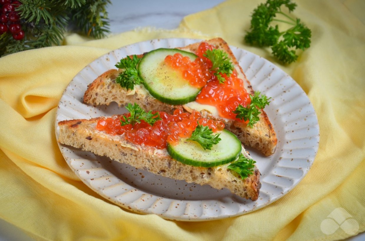 Бутерброды с красной икрой и маслом Бутерброды с красной икрой и маслом