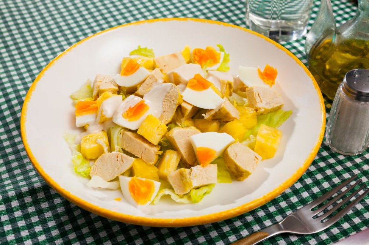 Салат с индейкой, ананасами и яйцом Салат с индейкой, ананасами и яйцом