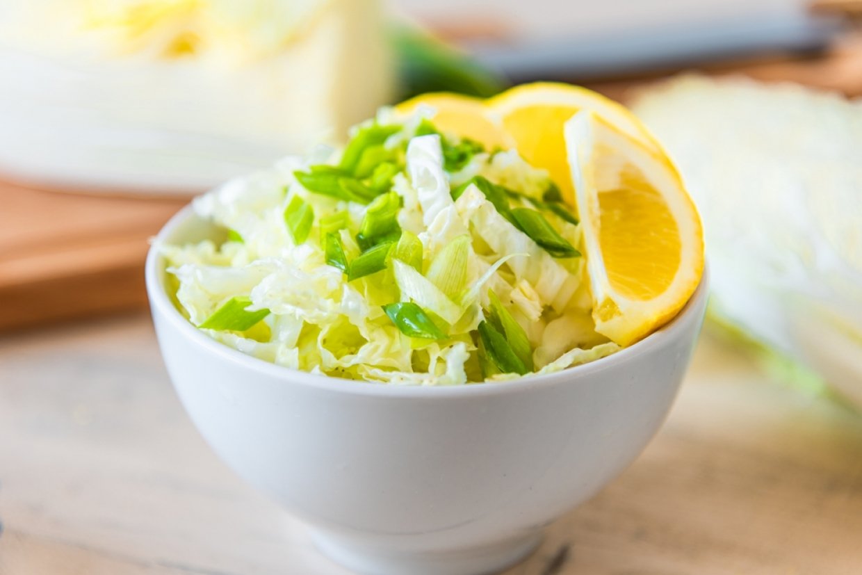 Салат с пекинской капустой, зеленым луком и лимоном Салат с пекинской капустой, зеленым луком и лимоном
