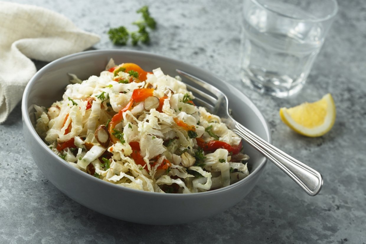 Салат с перцем, пекинской капустой и фундуком Салат с перцем, пекинской капустой и фундуком