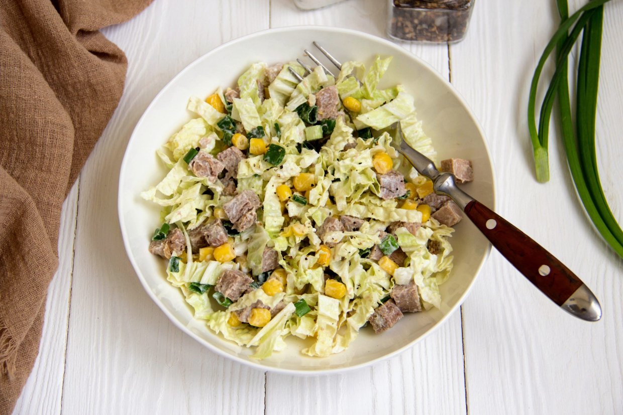 Салат с языком и пекинской капустой Салат с языком и пекинской капустой