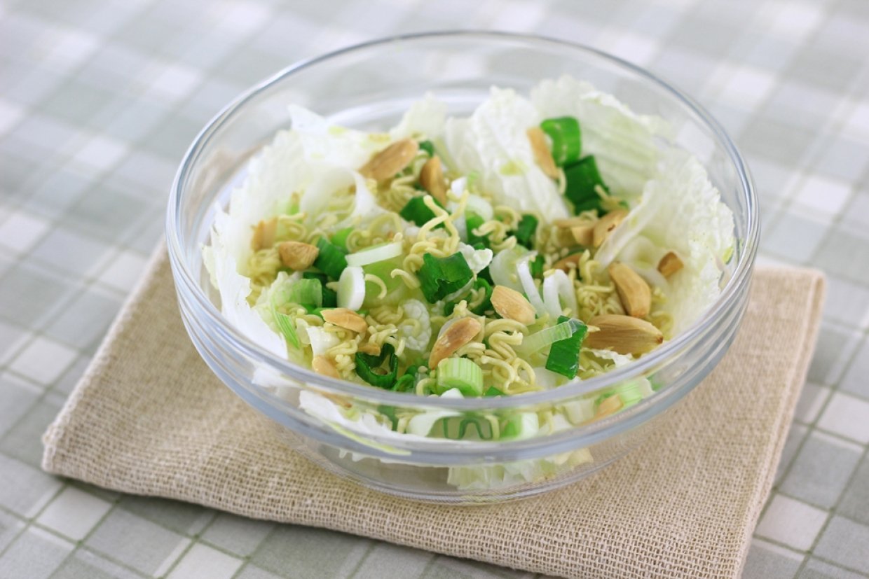 Салат с пекинской капустой и лапшой быстрого приготовления Салат с пекинской капустой и лапшой быстрого приготовления