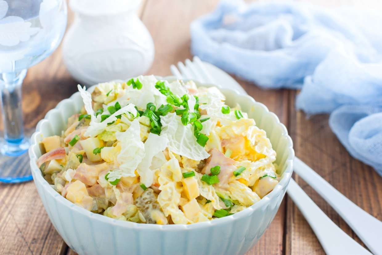 Салат из пекинской капусты с копченой курицей и маринованными огурцами Салат из пекинской капусты с копченой курицей и маринованными огурцами