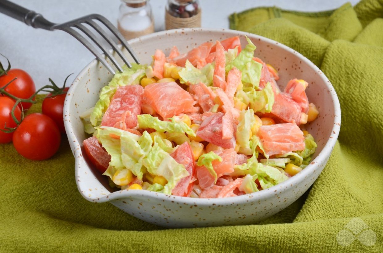 Салат с лососем, помидорами и пекинской капустой