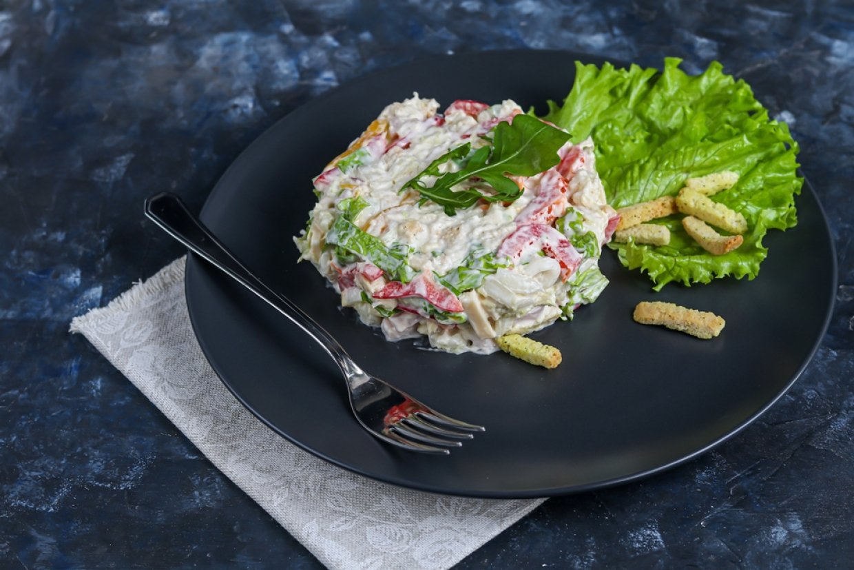 Салат с ветчиной, пекинской капустой и сухариками Салат с ветчиной, пекинской капустой и сухариками