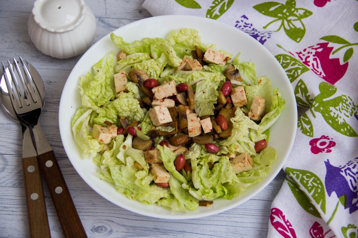 Салат с тофу, грибами и пекинской капустой Салат с тофу, грибами и пекинской капустой
