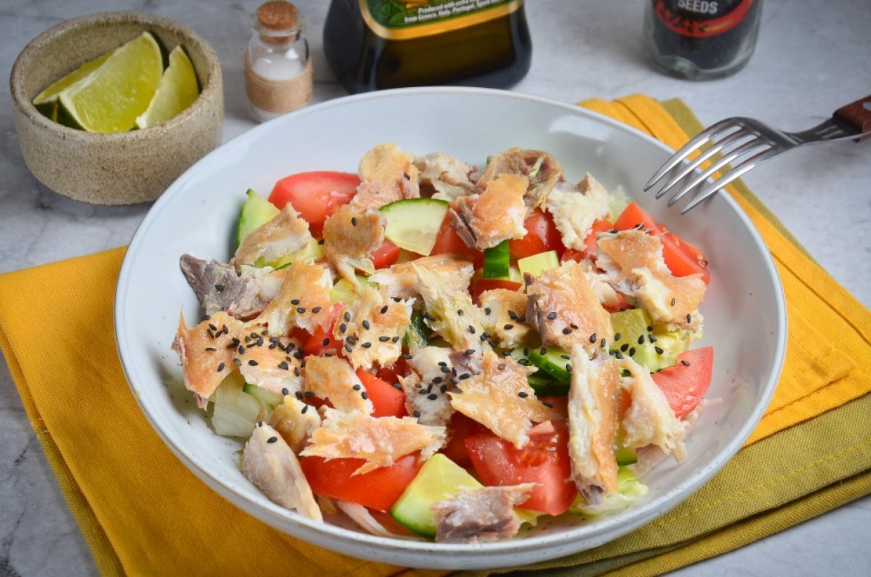 Салат с копченой скумбрией и овощами Салат с копченой скумбрией и овощами