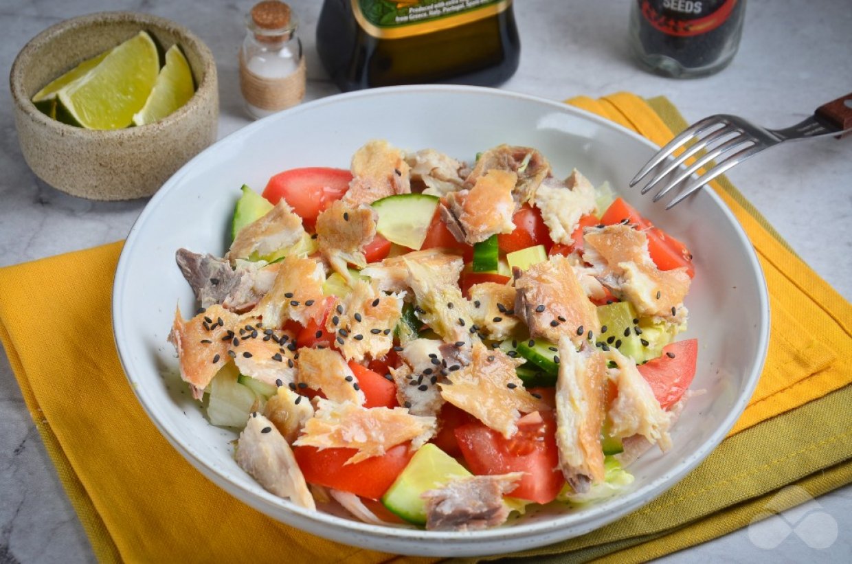 Салат с копченой скумбрией и овощами