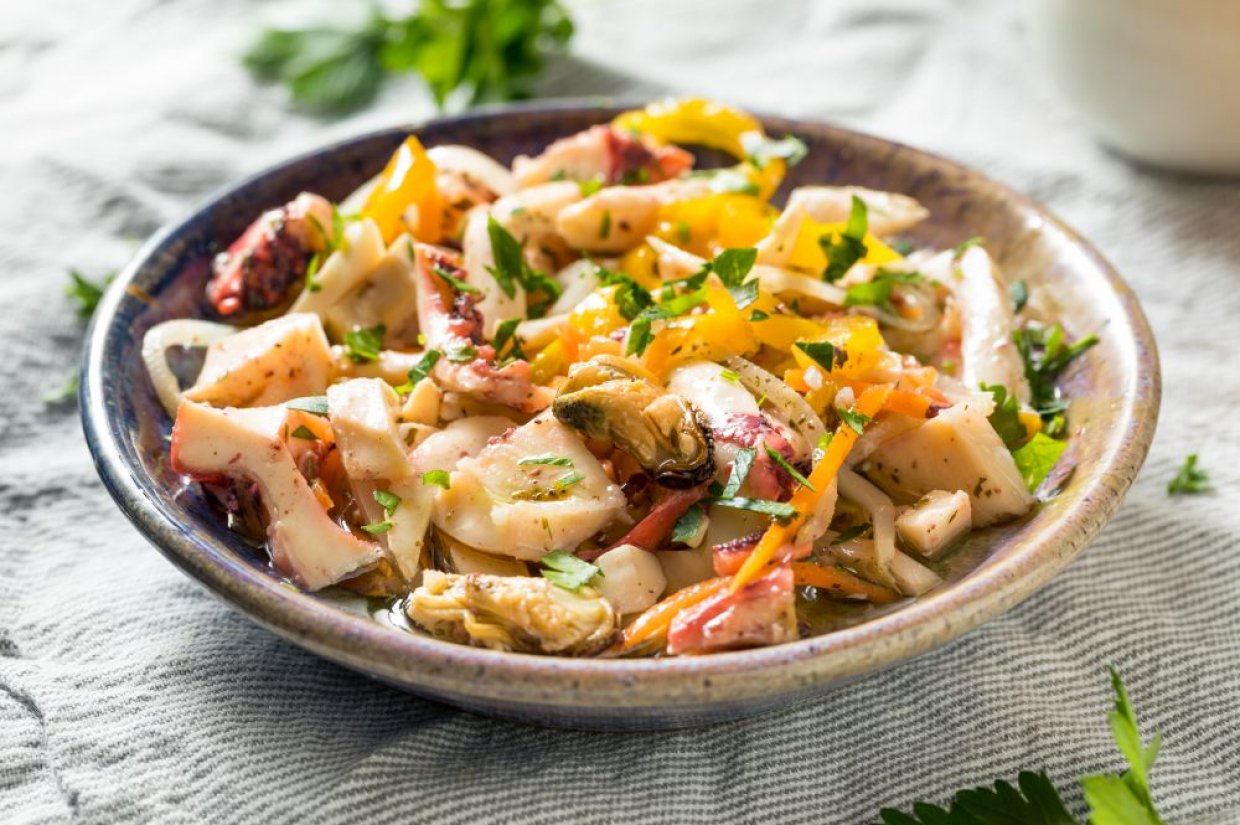 Салат с морепродуктами и болгарским перцем Салат с морепродуктами и болгарским перцем