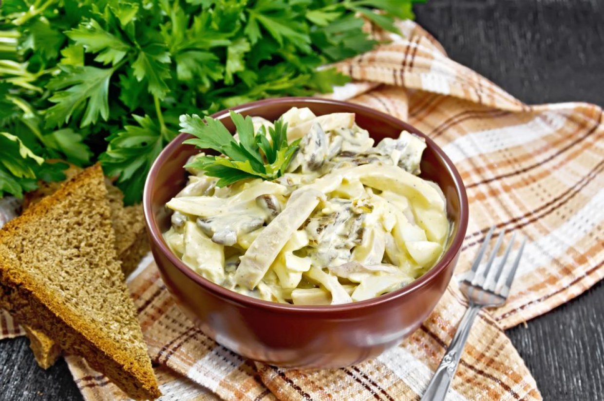 Салат из кальмаров и жареных шампиньонов Салат из кальмаров и жареных шампиньонов