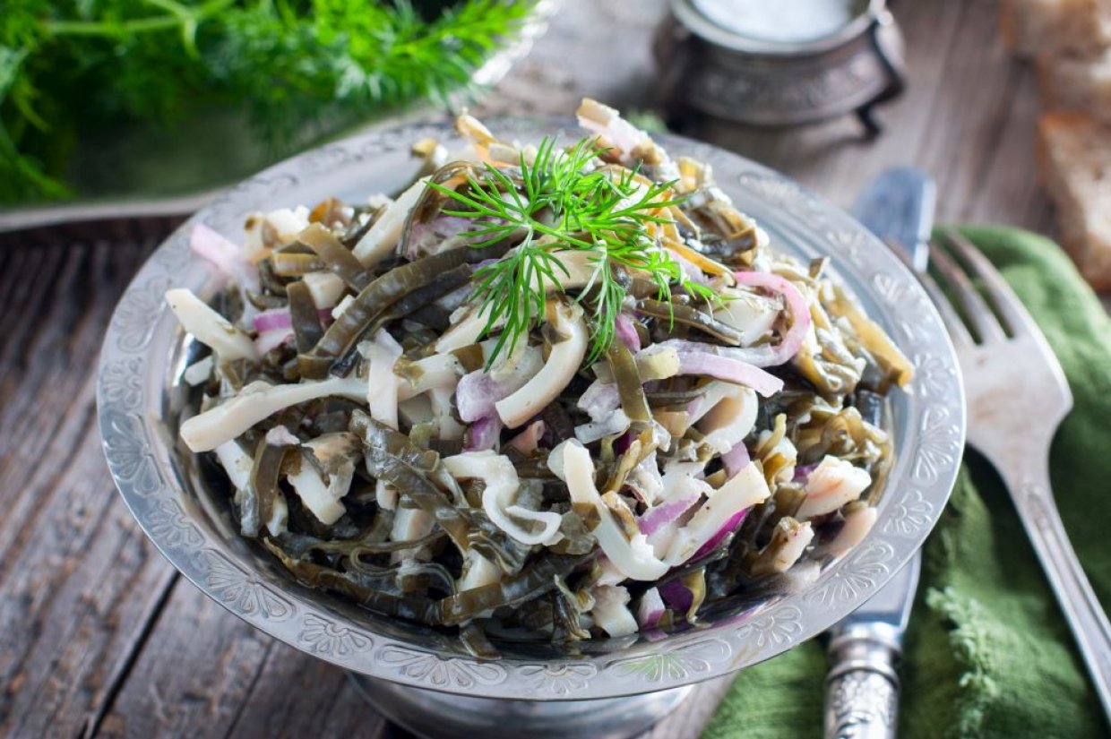 Салат с кальмарами, морской капустой и маринованным луком Салат с кальмарами, морской капустой и маринованным луком