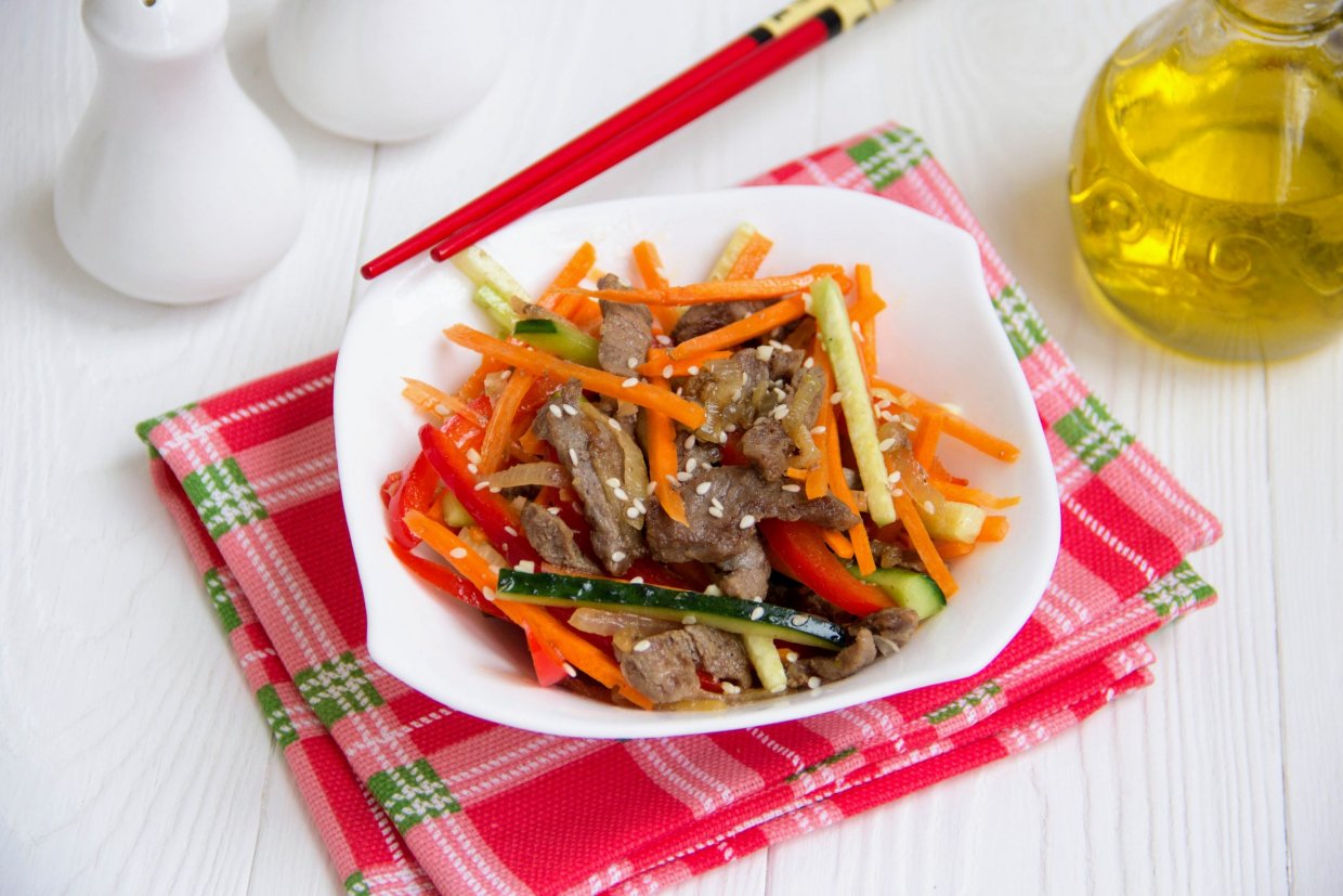 Корейский салат с говядиной и овощами Корейский салат с говядиной и овощами