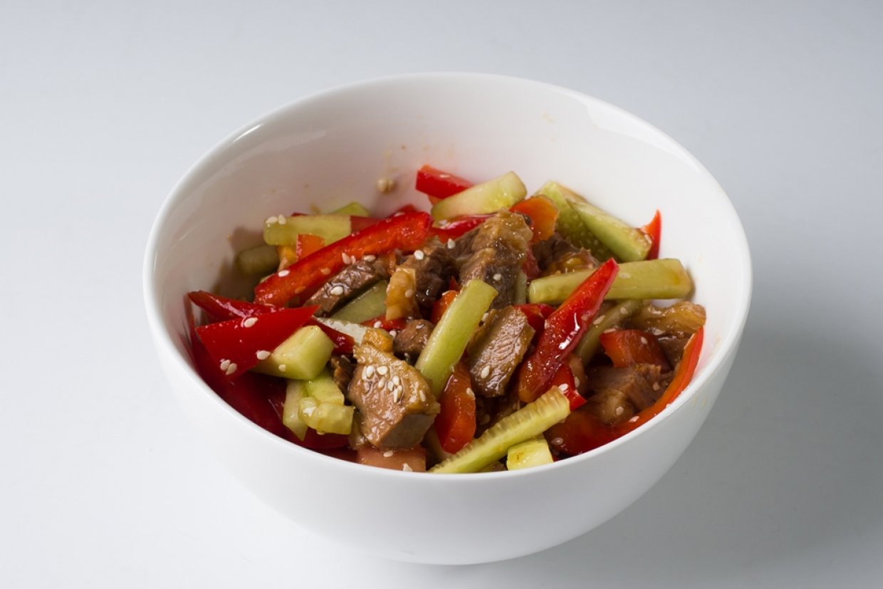 Салат с мясом, болгарским перцем и огурцами Салат с мясом, болгарским перцем и огурцами