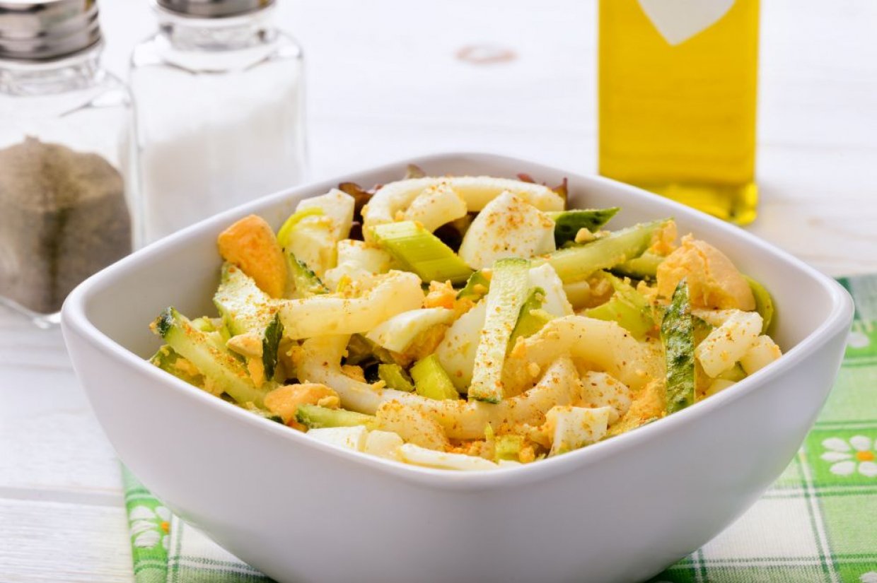 Салат с кальмарами, огурцами и яйцами Салат с кальмарами, огурцами и яйцами