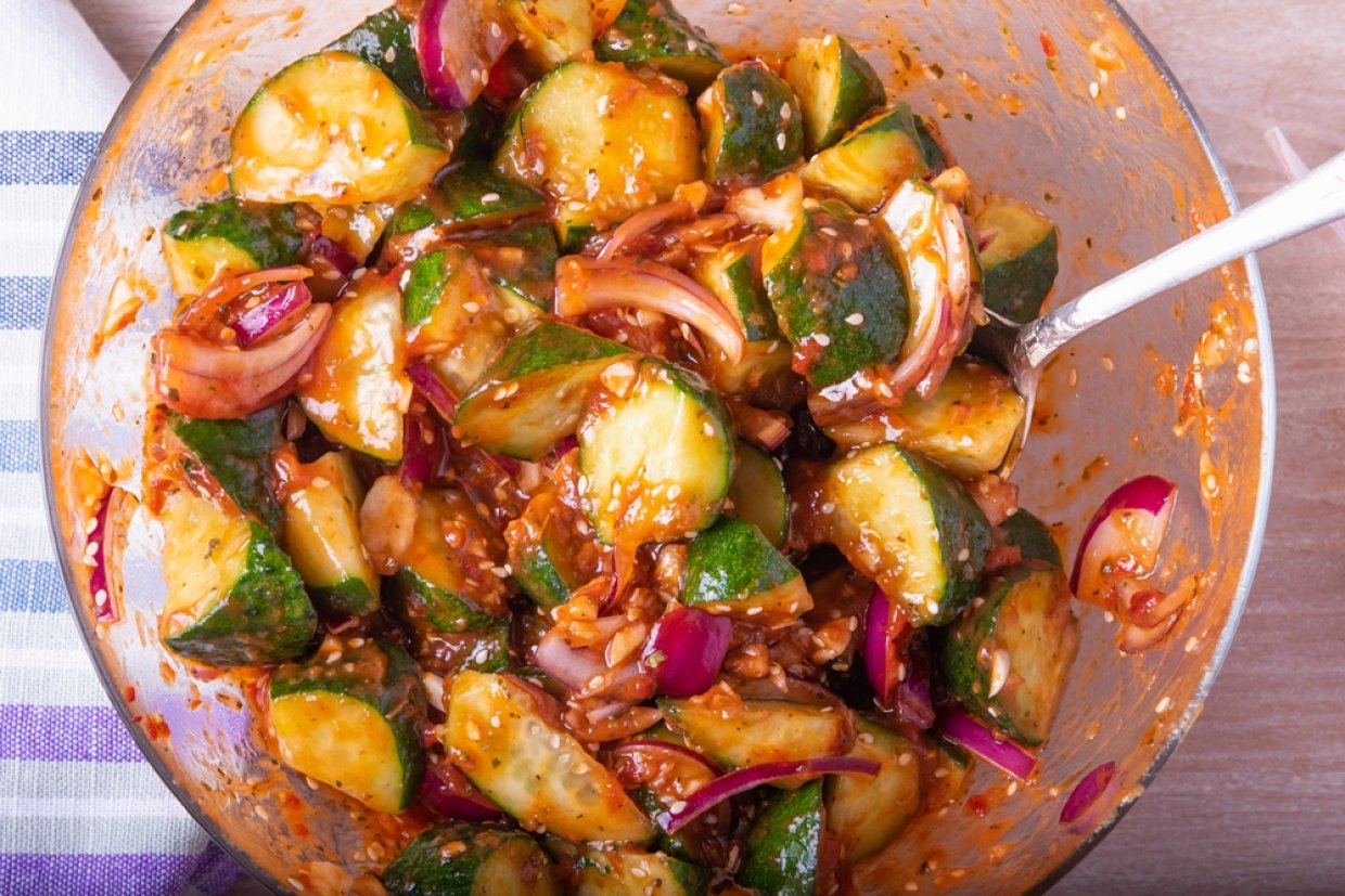 Пряный салат с огурцами и фиолетовым луком Пряный салат с огурцами и фиолетовым луком