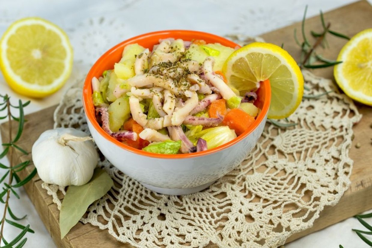 Салат с кальмарами, осьминогами, помидорами и картофелем Салат с кальмарами, осьминогами, помидорами и картофелем