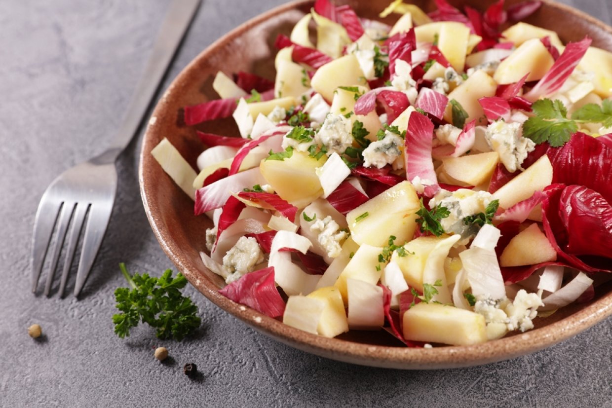 Салат с яблоками и голубым сыром Салат с яблоками и голубым сыром
