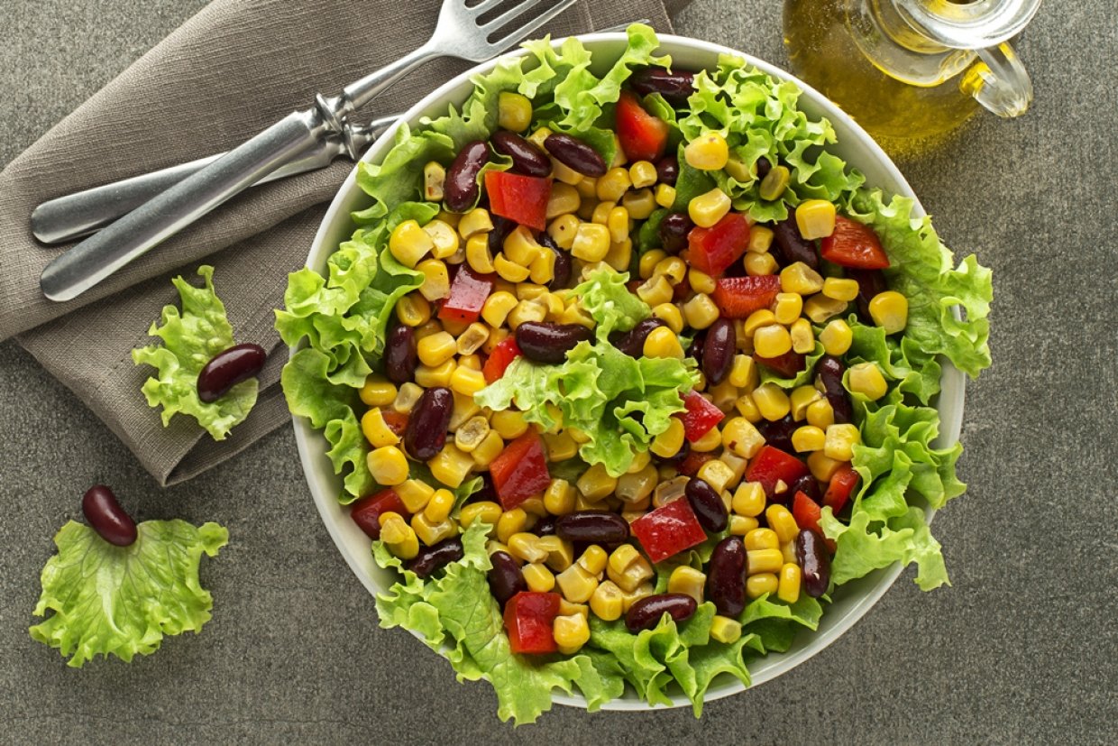 Салат с кукурузой и красной фасолью в мексиканском стиле Салат с кукурузой и красной фасолью в мексиканском стиле