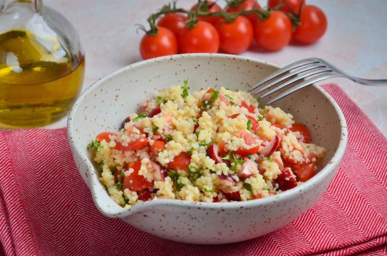 Салат с кускусом, зеленью и клюквой Салат с кускусом, зеленью и клюквой