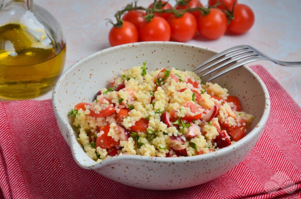 Салат с кускусом, зеленью и клюквой Салат с кускусом, зеленью и клюквой