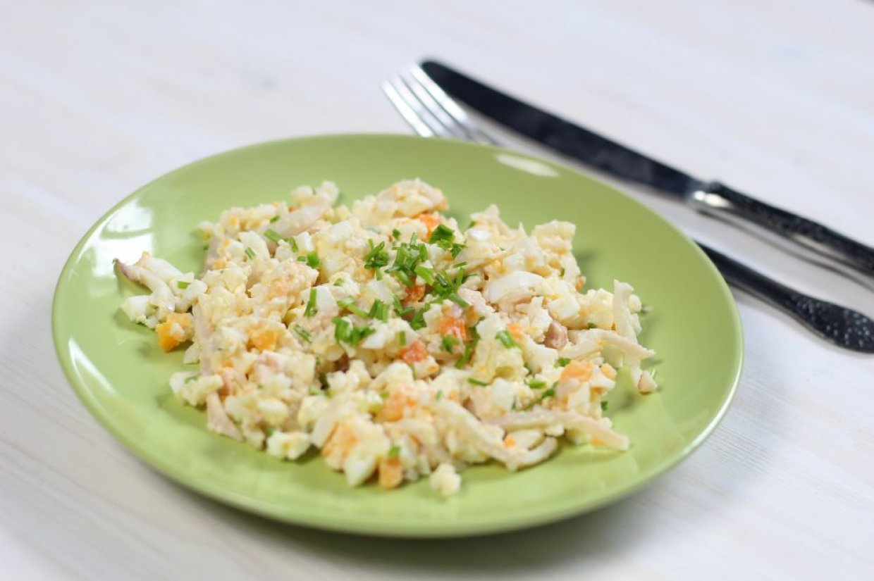 Сытный салат с кальмарами, рисом, яйцами и морковью Сытный салат с кальмарами, рисом, яйцами и морковью