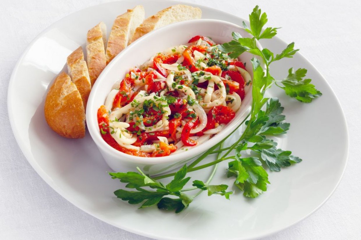 Салат из маринованных кальмаров и болгарского перца Салат из маринованных кальмаров и болгарского перца