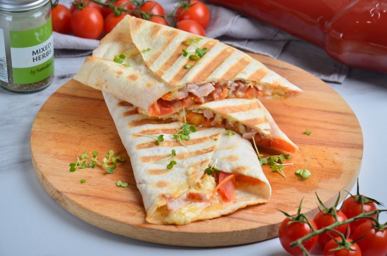Лаваш с копченой курицей и овощами Лаваш с копченой курицей и овощами