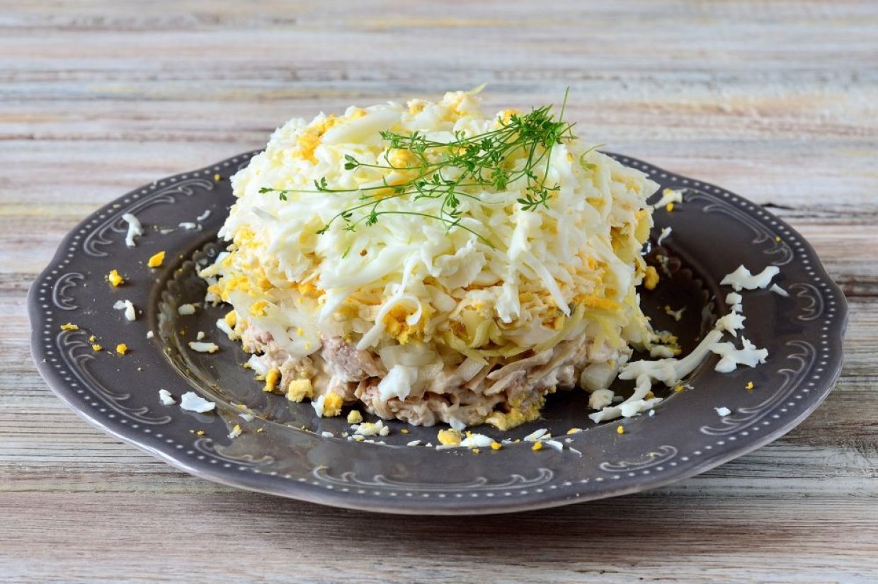 Слоеный салат с кальмарами, тунцом, яйцами и сыром Слоеный салат с кальмарами, тунцом, яйцами и сыром