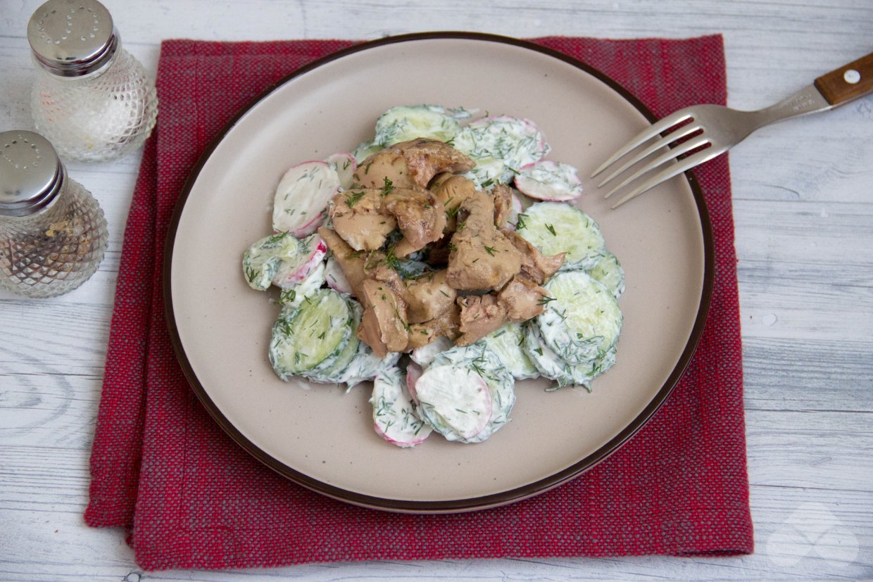 Салат с редисом, огурцами и печенью трески