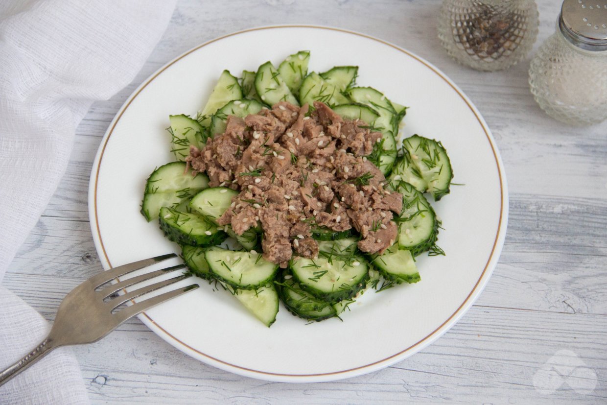 Салат с печенью трески, огурцами и укропом Салат с печенью трески, огурцами и укропом