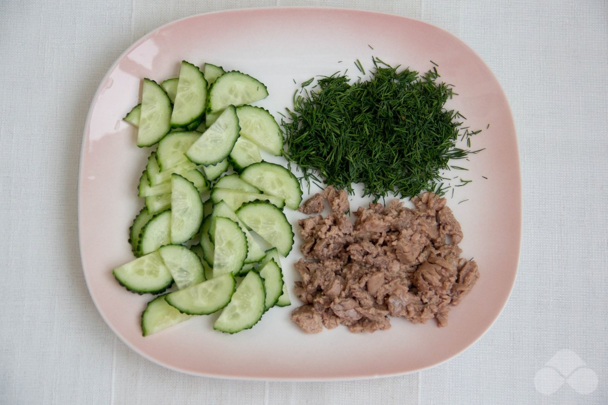 Салат с печенью трески, огурцами и укропом – фото приготовления рецепта, шаг 1 Салат с печенью трески, огурцами и укропом – фото приготовления рецепта, шаг 1