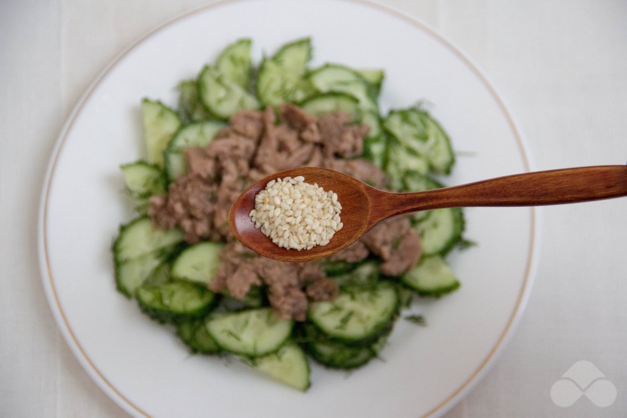 Салат с печенью трески, огурцами и укропом – фото приготовления рецепта, шаг 2 Салат с печенью трески, огурцами и укропом – фото приготовления рецепта, шаг 2