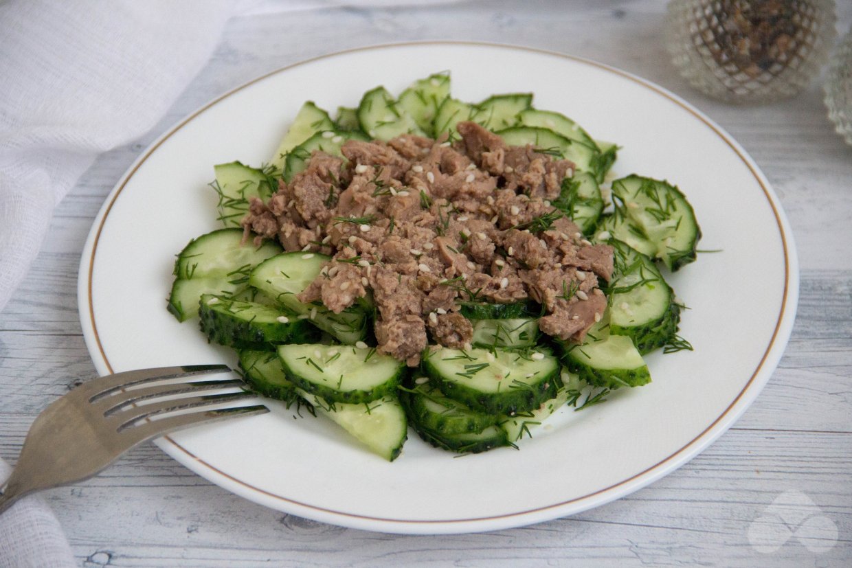 Салат с печенью трески, огурцами и укропом – фото приготовления рецепта, шаг 3 Салат с печенью трески, огурцами и укропом – фото приготовления рецепта, шаг 3