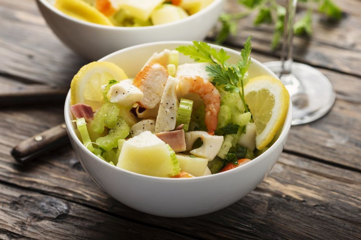 Салат с морепродуктами, картофелем и сельдереем Салат с морепродуктами, картофелем и сельдереем