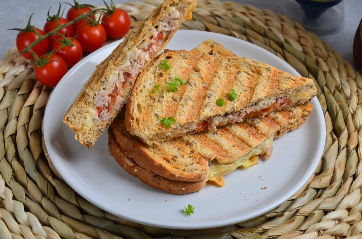 Сэндвич с тунцом и сыром Сэндвич с тунцом и сыром