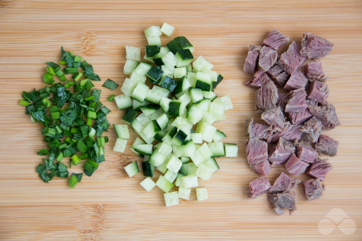 Слоеный салат с говядиной, жареными шампиньонами, огурцами и яйцами – фото приготовления рецепта, шаг 1 Слоеный салат с говядиной, жареными шампиньонами, огурцами и яйцами – фото приготовления рецепта, шаг 1