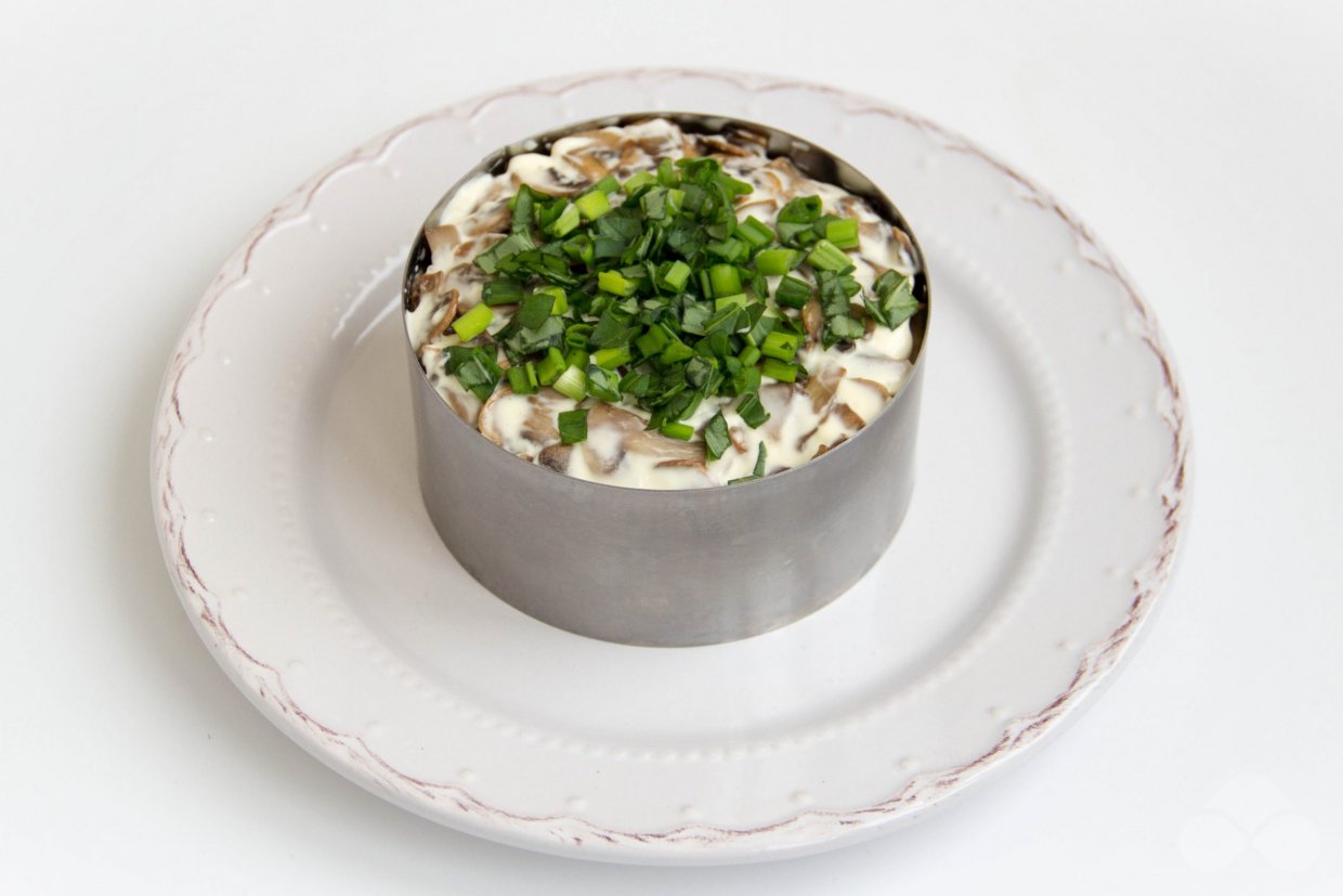 Слоеный салат с говядиной, жареными шампиньонами, огурцами и яйцами – фото приготовления рецепта, шаг 5 Слоеный салат с говядиной, жареными шампиньонами, огурцами и яйцами – фото приготовления рецепта, шаг 5