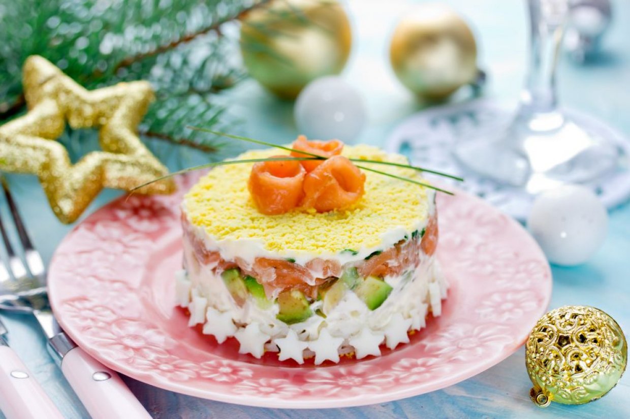 Слоеный салат с лососем, авокадо, рисом и яйцами Слоеный салат с лососем, авокадо, рисом и яйцами