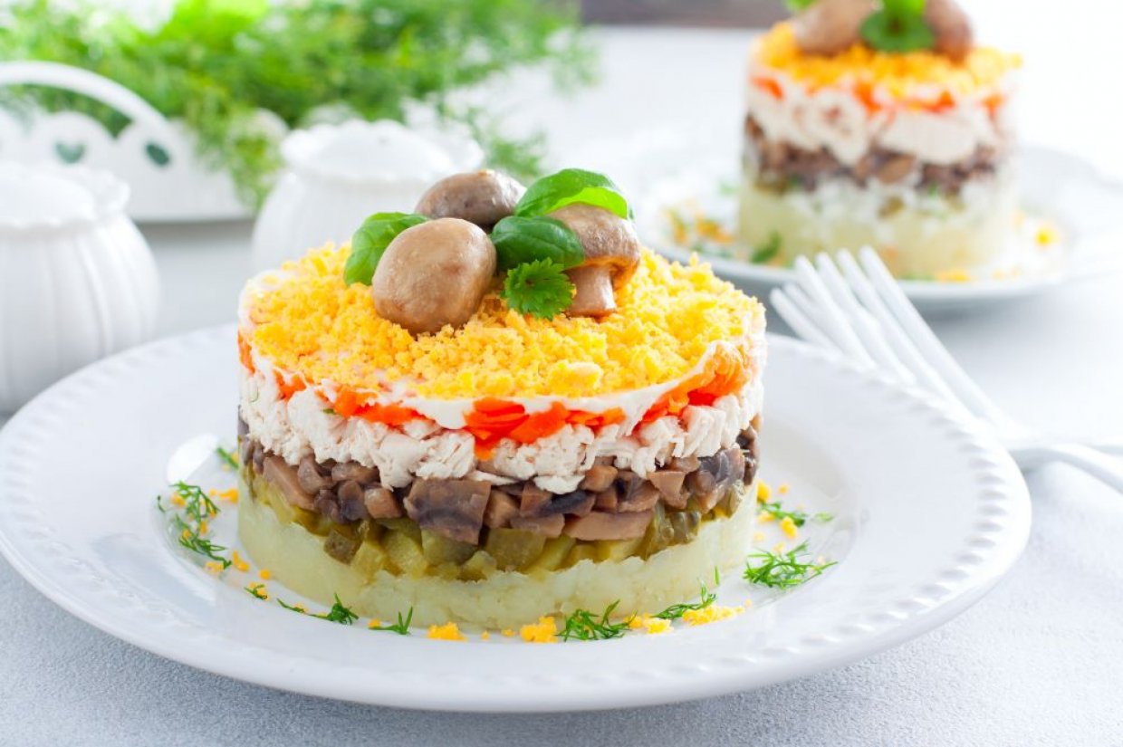 Слоеный салат с курицей, шампиньонами и солеными огурцами Слоеный салат с курицей, шампиньонами и солеными огурцами
