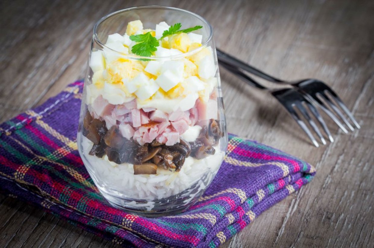 Слоеный салат с ветчиной, рисом, яйцами и жареными шампиньонами Слоеный салат с ветчиной, рисом, яйцами и жареными шампиньонами